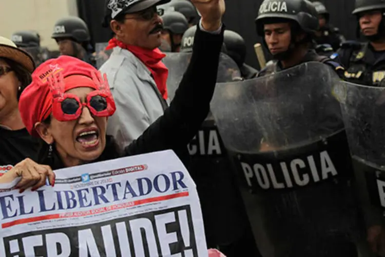 Manifestantes contrários ao resultado das eleições em Honduras protestam (REUTERS/Jorge Cabrera)