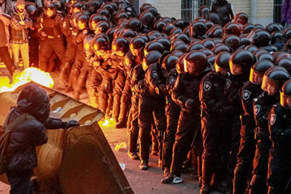 Manifestantes e policiais se enfrentam durante protestos na Ucrânia (REUTERS/Gleb Garanich)