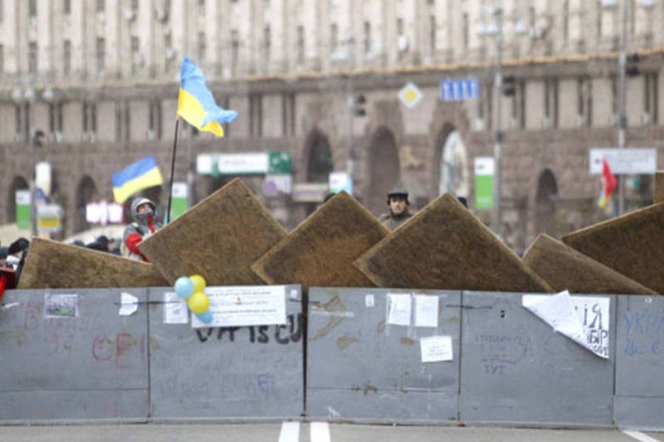 Barricada montada por manifestantes bloqueia a principal avenida de Kiev (Vasily Fedosenko/Reuters)