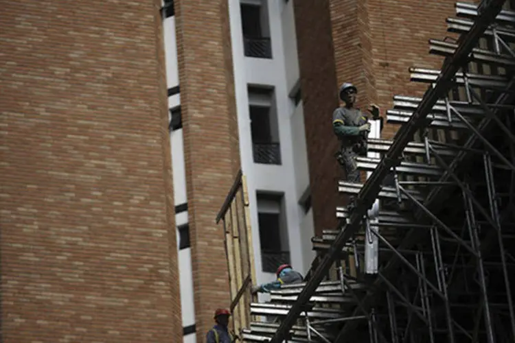 Funcionários trabalham na construção de um prédio: ação é uma tentativa de recuperar ao menos parte dos R$ 500 milhões que foram desviados em fraudes (Nacho Doce/Reuters)
