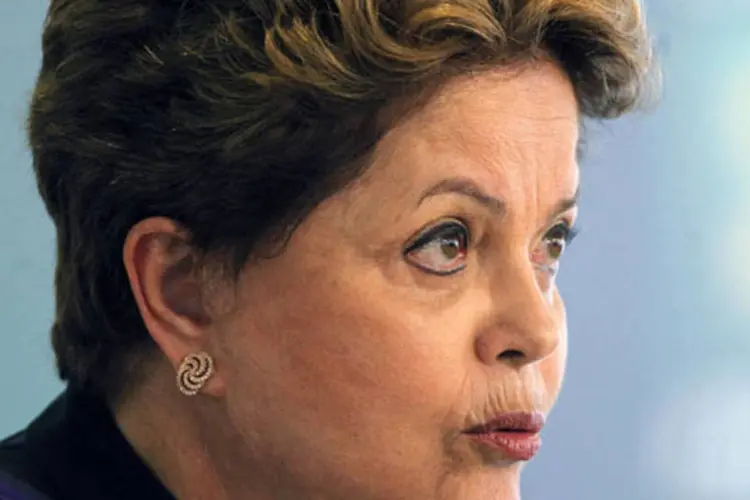 Presidente Dilma Rousseff durante cerimonia de assinatura do primeiro contrato do pré-sal, junto com ministros e empresários, no Palácio do Planalto (Ueslei Marcelino/Reuters)