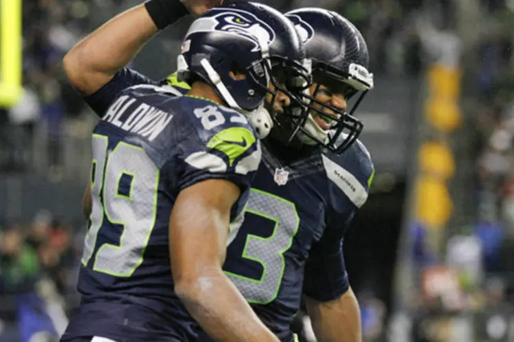 Jogadores do Seattle Seahawks comemoram após o time marcar um touchdown em partida contra o New Orleans Saints, no CenturyLink Field (Joe Nicholson-USA TODAY Sports/Reuters)