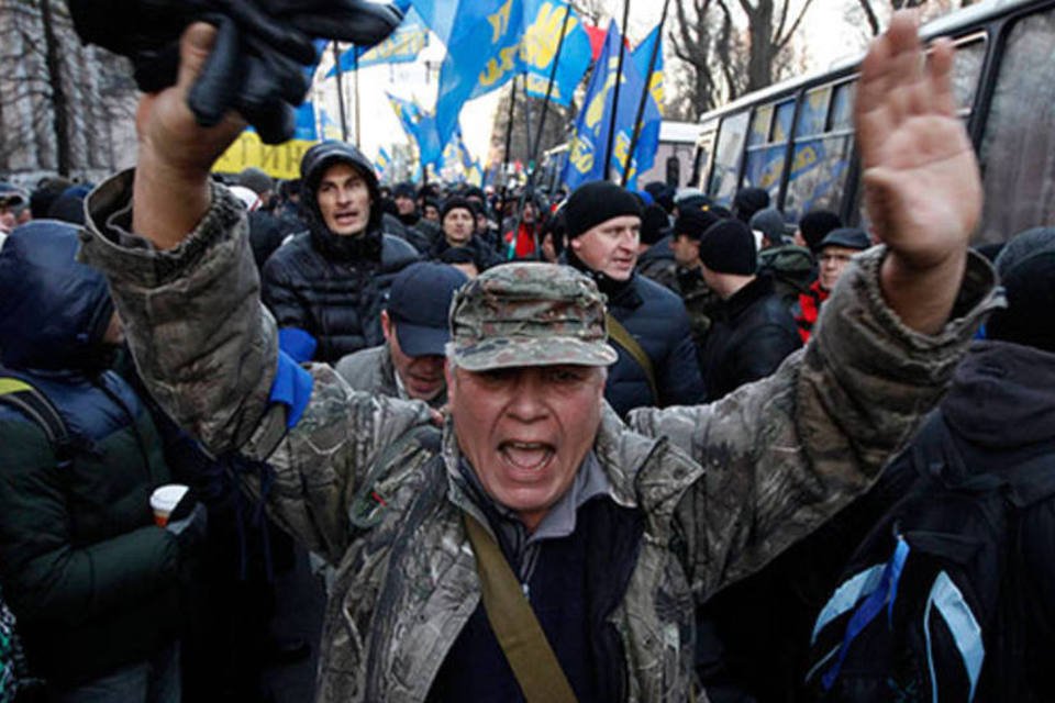 
	Manifestantes protestam na Ucr&acirc;nia: a oposi&ccedil;&atilde;o anunciou que hoje apresentar&aacute; no Parlamento uma mo&ccedil;&atilde;o de censura contra o governo&nbsp;
 (REUTERS/Vasily Fedosenko)