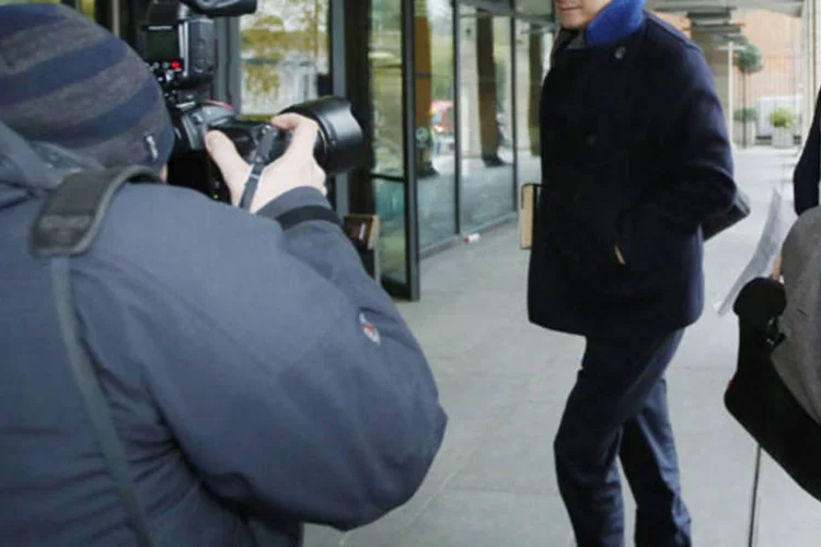 Editor do The Guardian Alan Rusbridger chega ao Portcullis House, em Londres (Luke MacGregor/Reuters)