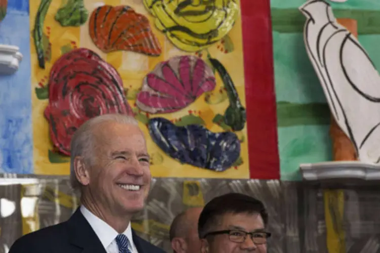 Joe Biden e o embaixador dos EUA na China Gary Locke: vice-presidente disse nesta quarta-feira que os Estados Unidos e a China devem ampliar a cooperação prática e entregar resultados (Ng Han Guan/Pool/Reuters)