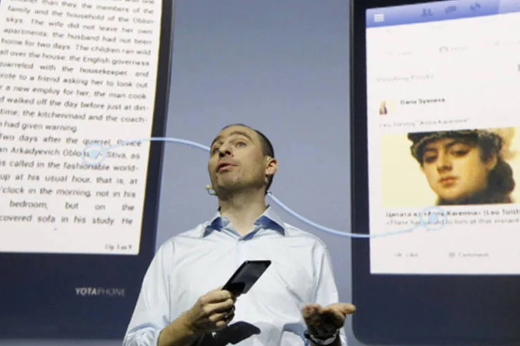 Vladislav Martynov, CEO da Yota Devices, apresenta smartphone: telefone, baseado no sistema operacional Android do Google, estará disponível a partir de 19.990 rublos (Maxim Shemetov/Reuters)