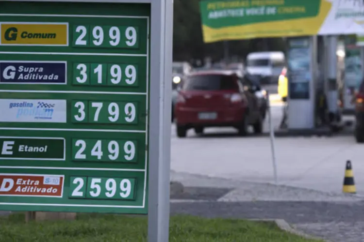 
	Pre&ccedil;os de gasolina, &aacute;lcool e diesel vistos na placa de um posto de combust&iacute;vel da Petrobras
 (Ricardo Moraes/Reuters)