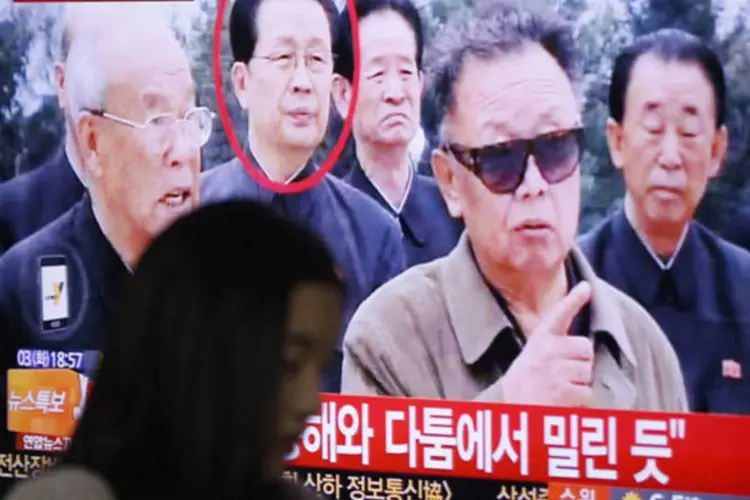 
	Televis&atilde;o mostra reportagem sobre Jang Song Thaek, tio do l&iacute;der da Coreia do Norte, Kim Jong Un, em uma esta&ccedil;&atilde;o de trem, em Seul
 (Kim Hong-Ji/Reuters)