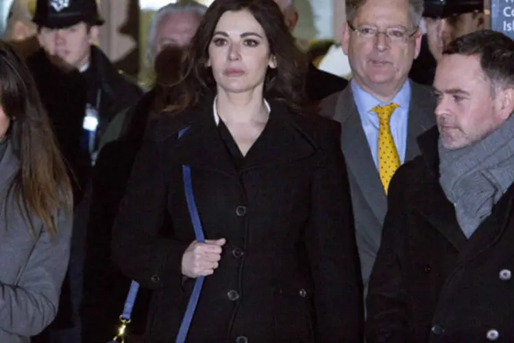 A chef celebridade Nigella Lawson deixa a corte de Isleworth Crown, no oeste de Londres (Neil Hall/Reuters)