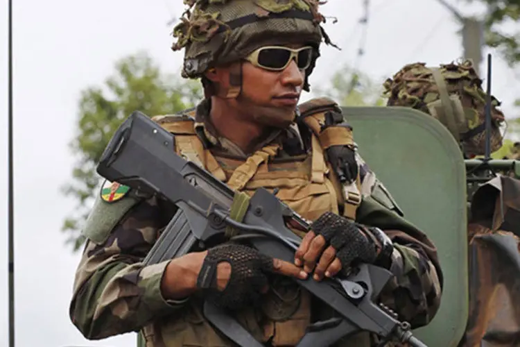 Soldado francês patrulha as ruas de Bangui, na República Centro-Africana (Emmanuel Braun/Reuters)