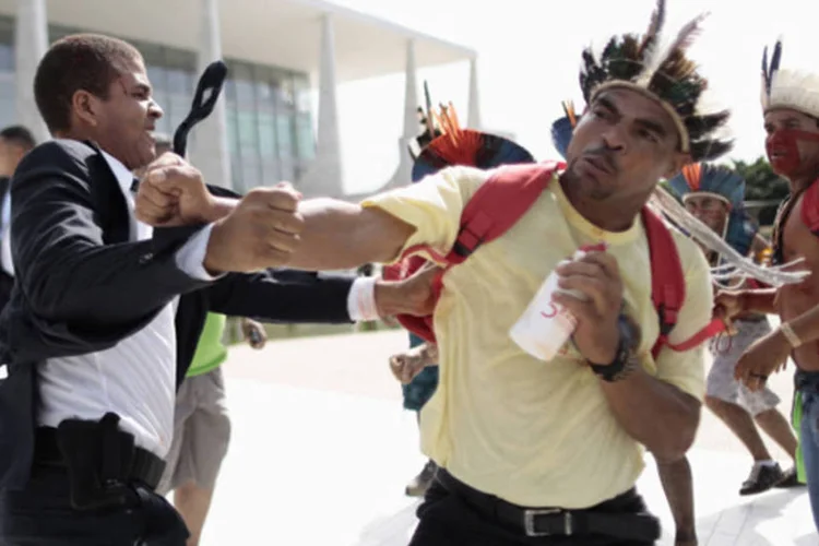 Índios entram em confronto com seguranças durante protesto contra política indígena do governo da presidente Dilma Rousseff no Palácio do Planalto em Brasília (Ueslei Marcelino/Reuters)
