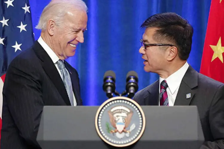 Embaixador dos EUA na China cumprimenta o vice-presidente, Joe Biden, durante evento em Pequim, na China (Lintao Zhang/Reuters)