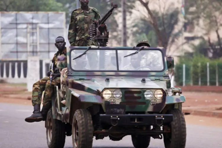 
	Soldados em Bangui, capital da Rep&uacute;blica Centro-africana: Conselho apoiou resolu&ccedil;&atilde;o que autoriza o envio de uma for&ccedil;a apoiada por tropas francesas
 (Emmanuel Braun/Reuters)