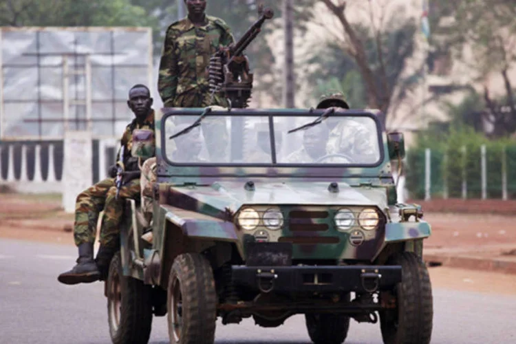 Soldados em Bangui: ex-rebeldes que controlam a cidade disseram estar sendo atacados por uma milícia local e por combatentes leais ao presidente deposto François Bozize (Emmanuel Braun/Reuters)