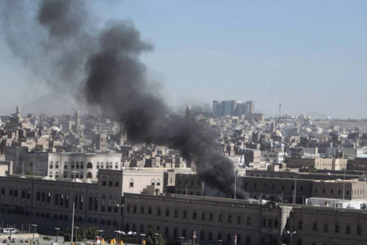 
	Fuma&ccedil;a emana de minist&eacute;rio da defesa no I&ecirc;men ap&oacute;s ataque: atentado&nbsp;teve como objetivo soldados da for&ccedil;a a&eacute;rea iemenita
 (khaled Abdullah/Reuters)