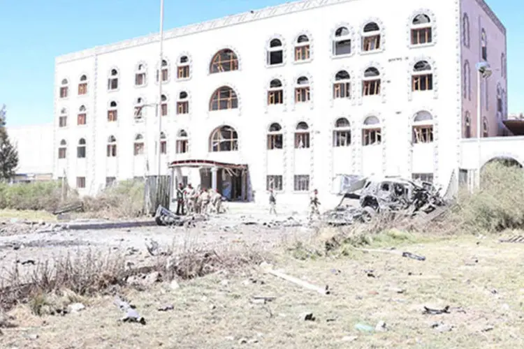 
	Minist&eacute;rio da Defesa, em Sanaa, ap&oacute;s ataque: o ataque reivindicado por um grupo ligado &agrave; Al Qaeda&nbsp;matou 56 pessoas
 (REUTERS/Yemens Defence Ministry/Handout via Reuters)