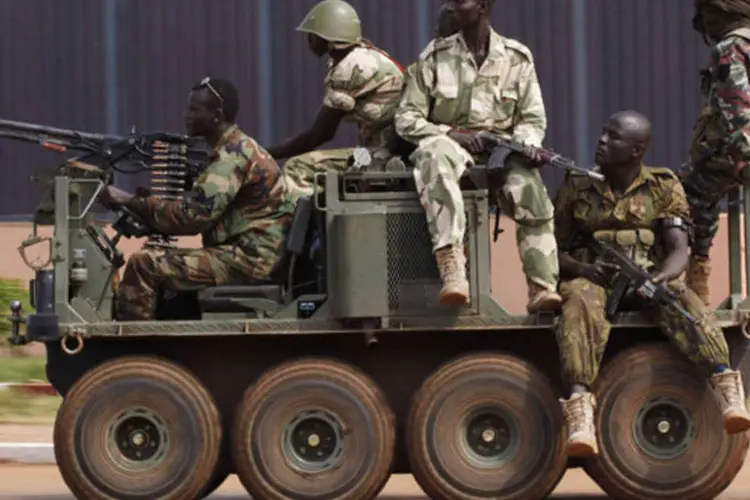 Soldados Seleka em um veículo militar durante confrontos em Bangui, na República Centro-Africana (Emmanuel Braun/Reuters)