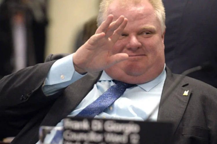 Rob Ford: "em primeiro lugar, isso é uma mentira completa. Em segundo lugar, vocês podem falar com meus advogados sobre isso, mas eu estou aqui para falar de futebol americano, rapazes" (Aaron Harris/Reuters)