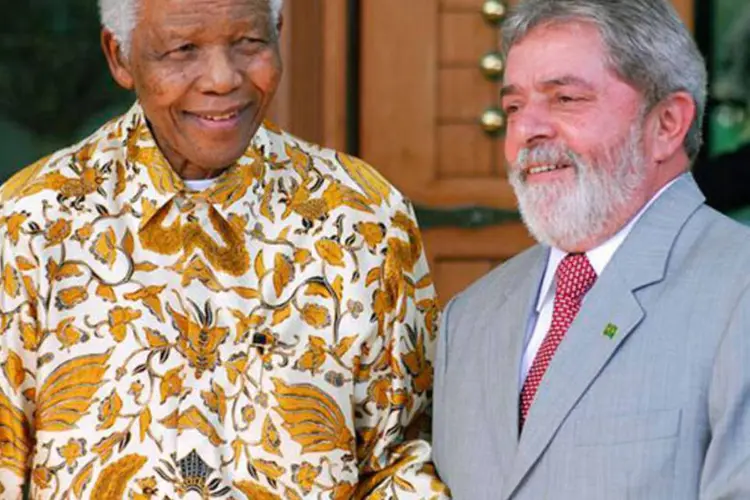O ex-presidente sul-africano Nelson Mandela (à esquerda) e o então presidente Luiz Inácio Lula da Silva se encontram em Maputo, Moçambique, em outubro de 2008 (REUTERS/Grant Neuenburg)