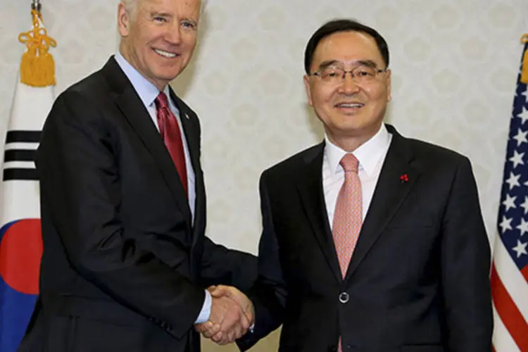 
	O primeiro-ministro da Coreia do Sul, Chung Hong-won, cumprimenta o vice-presidente dos EUA, Joe Biden: ren&uacute;ncia ap&oacute;s cr&iacute;ticas pela gest&atilde;o da trag&eacute;dia
 (Baek Seung-ryul/Yonhap/Reuters)