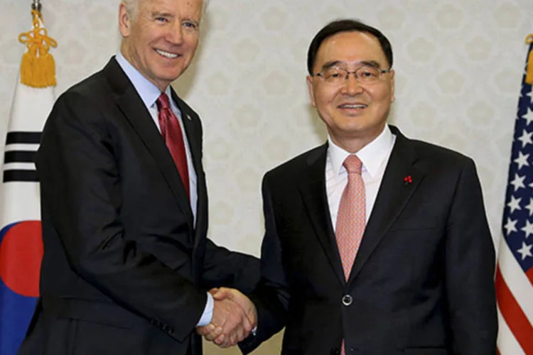Vice-presidente dos EUA, Joe Biden, cumprimenta o primeiro-ministro da Coreia do Sul, Chung Hong-won, após encontro em Seul (Baek Seung-ryul/Yonhap/Reuters)