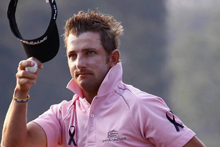 Jbe Kruger, da África do Sul, usando fitas pretas em memória de Nelson Mandela durante um torneio de golfe em Hong Kong (Bobby Yip/Reuters)