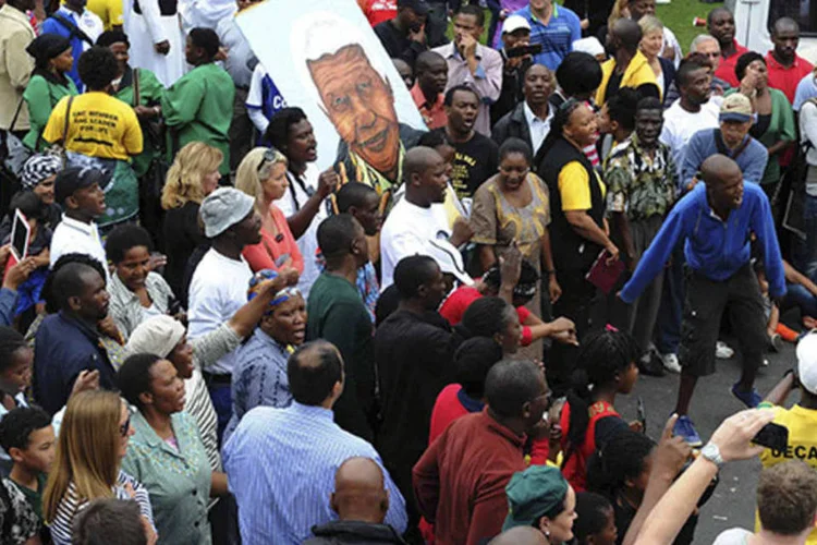 Mourners carregando a figura de Nelson Mandela do lado de fora de sua casa em Houghton, Johannesburg (Siyabulela Duda/GCIS/Divulgação via Reuters)