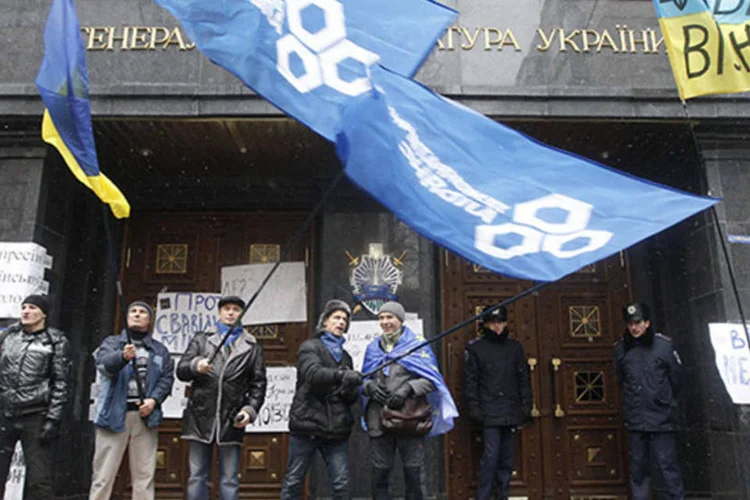 Apoiadores do acordo de integração da Ucrânia com a União Europeia durante protesto em frente ao prédio do gabinete dos ministros em Kiev (Vasily Fedosenko/Reuters)