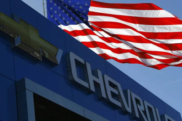 O logo da Chevrolet e a bandeira dos EUA em Gaithersburg, Maryland (Gary Cameron/Reuters)