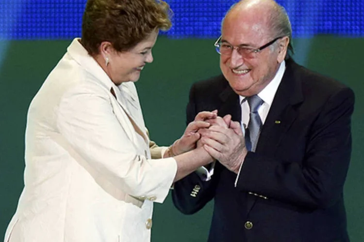 Dilma Rousseff cumprimenta o presidente da Fifa, Joseph Blatter, durante a cerimonia de sorteio dos grupos da Copa do Mundo de 2014 (Sergio Moraes/Reuters)