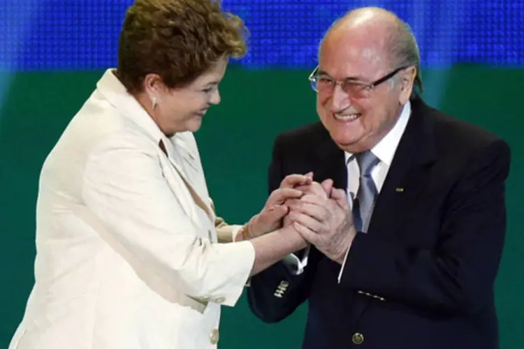 
	Dilma cumprimenta o presidente da Fifa, Joseph Blatter: o governo e a Fifa tamb&eacute;m devem trabalhar juntos para impedir que os protestos afetem os jogos do Mundial
 (.)