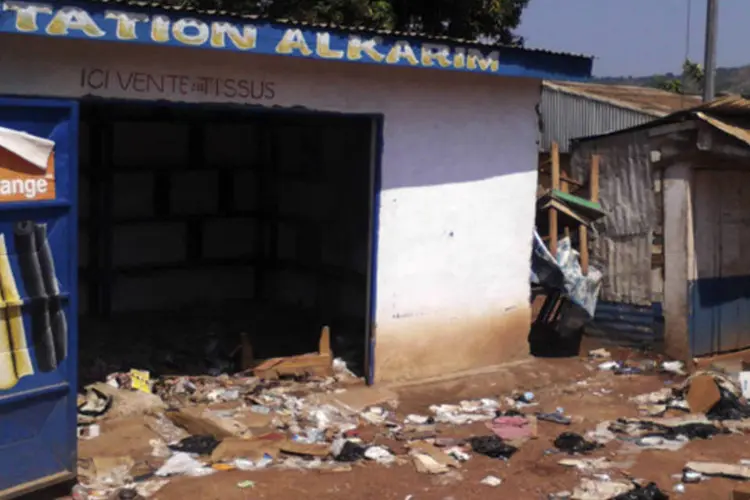 Destroços no exterior de uma loja atacada em meio a disputas entre milícias cristãs e muçulmanas em Bangui, República Centro-Africana (Reuters)