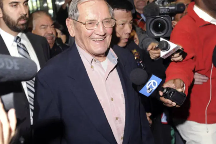 Merrill Newman, veterano da Guerra da Coréia, de 85 anos, chega ao aeroporto de San Francisco, nos Estados Unidos (Noah Berger/Reuters)