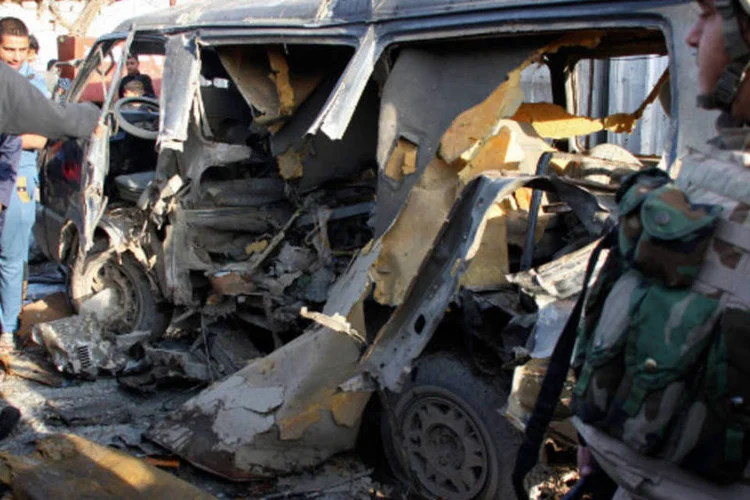 Segurança iraquiana monta guarda no local de ataque a bomba na cidade de Sadr, em Bagdá (Wissm al-Okili/Reuters)