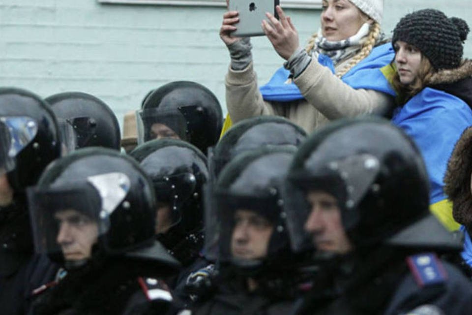 Manifestantes mantêm protestos na Ucrânia e UE promete ajuda