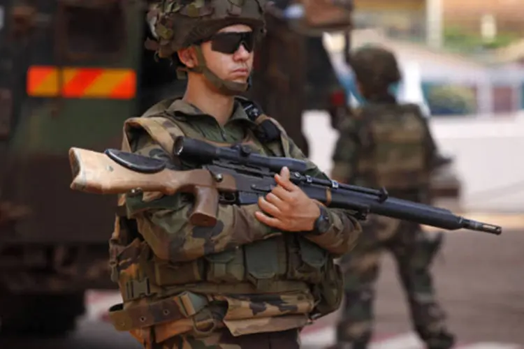 Atirador de elite francês segura seu rifle nas ruas de Bangui, na República Centro-Africana (Emmanuel Braun/Reuters)
