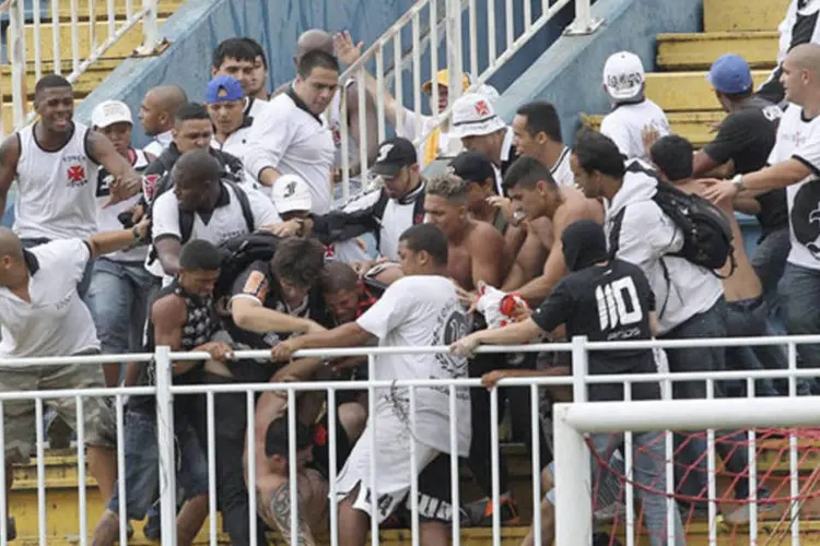 
	Torcedores do Vasco agridem torcedor do Atl&eacute;tico Paranaense durante briga generalizada em Joinville: segundo delehado, h&aacute; torcedores dos dois times entre os suspeitos
 (Carlos Moraes/Agencia O Dia/Reuters)