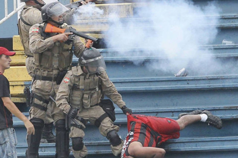 Polícia prende 12 suspeitos de briga em estádio de Joinville