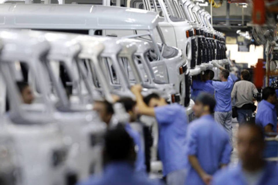 Emprego industrial fica estável em fevereiro, diz IBGE