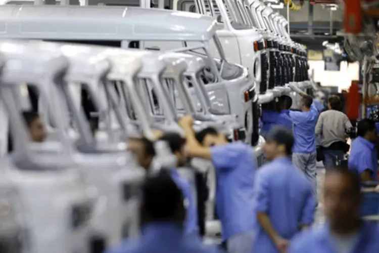 Funcionários trabalham na linha de montagem da Kombi na fábrica da Volkswagen em São Bernardo do Campo (Paulo Whitaker/Reuters)