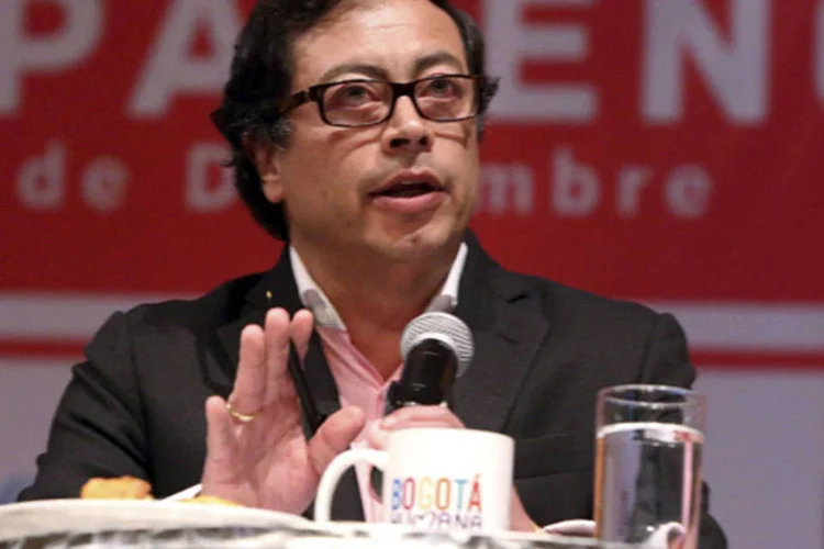 
	Gustavo Petro, prefeito de Bogot&aacute;: segundo procuradoria-geral, Petro violou os princ&iacute;pios constitucionais &quot;livre empreendimento&quot; e &quot;concorr&ecirc;ncia&quot;
 (Ignacio Prieto/Divulgação via Reuters)