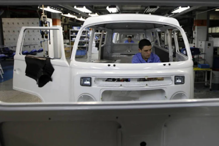 Funcionários trabalham na linha de montagem da Kombi na fábrica da Volkswagen em São Bernardo do Campo (Paulo Whitaker/Reuters)