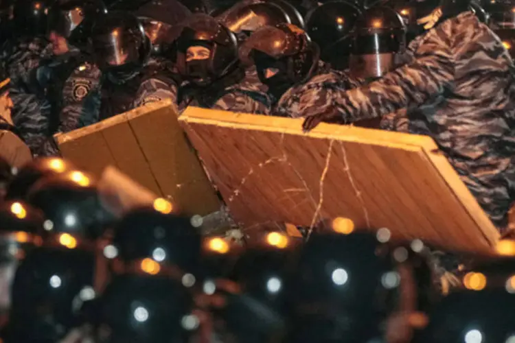 Polícia remove barricada de manifestantes: manifestantes se reagruparam no centro de Kiev, onde armaram um acampamento com barracas e um palco onde cantores e oradores se revezam 24 horas por dia (Reuters)