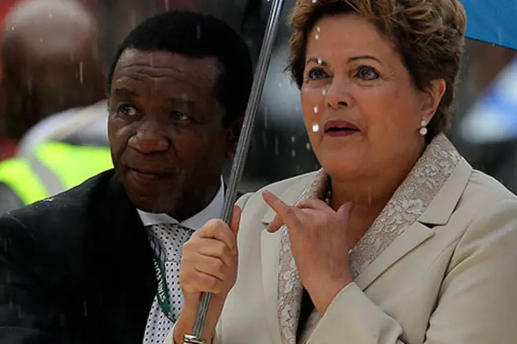
	Dilma participa da cerim&ocirc;nia celebrada em homenagem ao l&iacute;der sul-africano Nelson Mandela no Soccer City: a solenidade deve reunir cerca de 90 chefes de Estado do mundo
 (REUTERS/Siphiwe Sibeko)