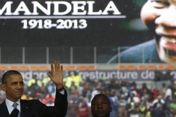 Barack Obama discursa para uma multidão durante memorial para Nelson Mandela, no estádio Soccer City, em Joanesburgo (Kevin Lamarque/Reuters)