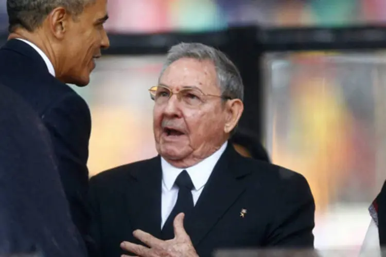 
	Barack Obama cumprimenta Ra&uacute;l Castro: Obama e Ra&uacute;l Castro protagonizaram in&eacute;dito aperto de m&atilde;os no funeral de Nelson Mandela em dezembro passado
 (Kai Pfaffenbach/Reuters)