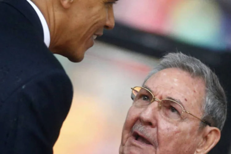 Presidente dos EUA, Barack Obama, cumprimenta o presidente cubano, Raúl Castro, antes de discursar durante o funeral do ex-presidente da África do Sul Nelson Mandela, em Joanesburgo (Kai Pfaffenbach/Reuters)