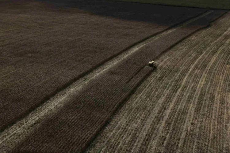 
	Trator trabalha em uma planta&ccedil;&atilde;o no Par&aacute;:&nbsp;Minist&eacute;rio do Desenvolvimento Agr&aacute;rio quer conciliar o calend&aacute;rio turbinado de entrega dos equipamentos com a agenda de Dilma
 (Nacho Doce/Reuters)