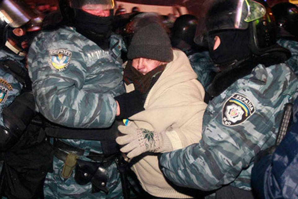 Polícia confronta manifestantes em Kiev