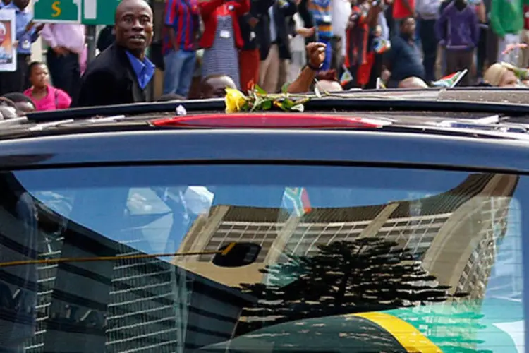 
	Caix&atilde;o &eacute; visto no interior de carro durante cortejo f&uacute;nebre com corpo de Mandela:&nbsp;caix&atilde;o foi tirado da sede governamental ap&oacute;s permanecer no local durante horas
 (REUTERS/Yves Herman)